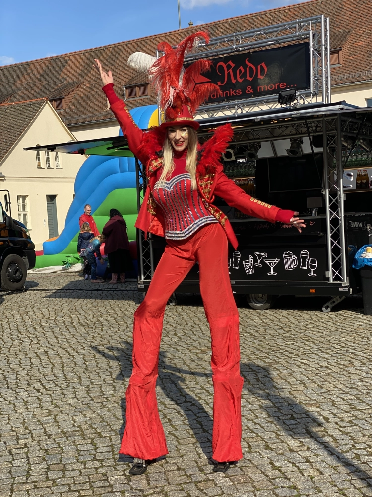 Frau im roten Kostüm
