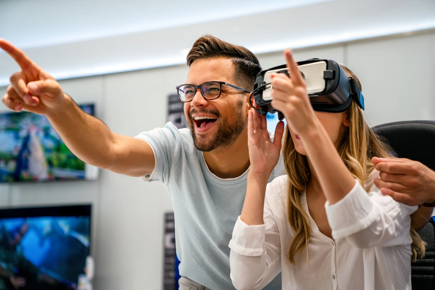 Gruppe von Menschen, die ein Virtual-Reality-Headset verwenden